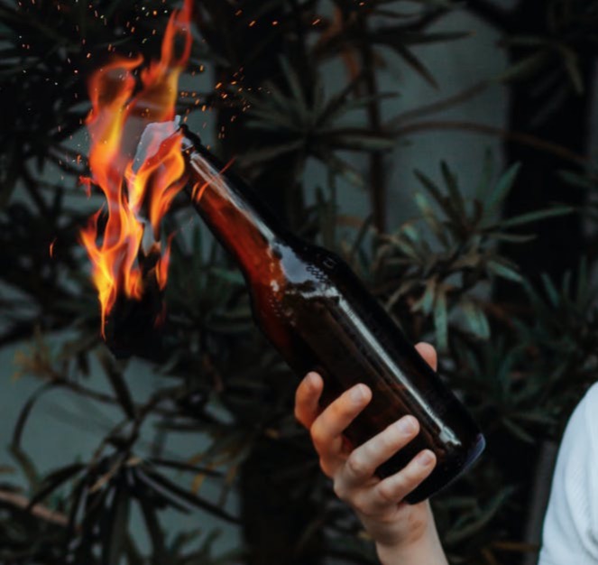 TV ucraniana ensina população a preparar coquetéis molotov para se defender