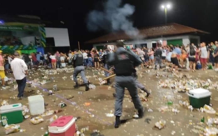 Vídeos: Aniversário de Atalaia do Norte tem confusão entre PM e população 