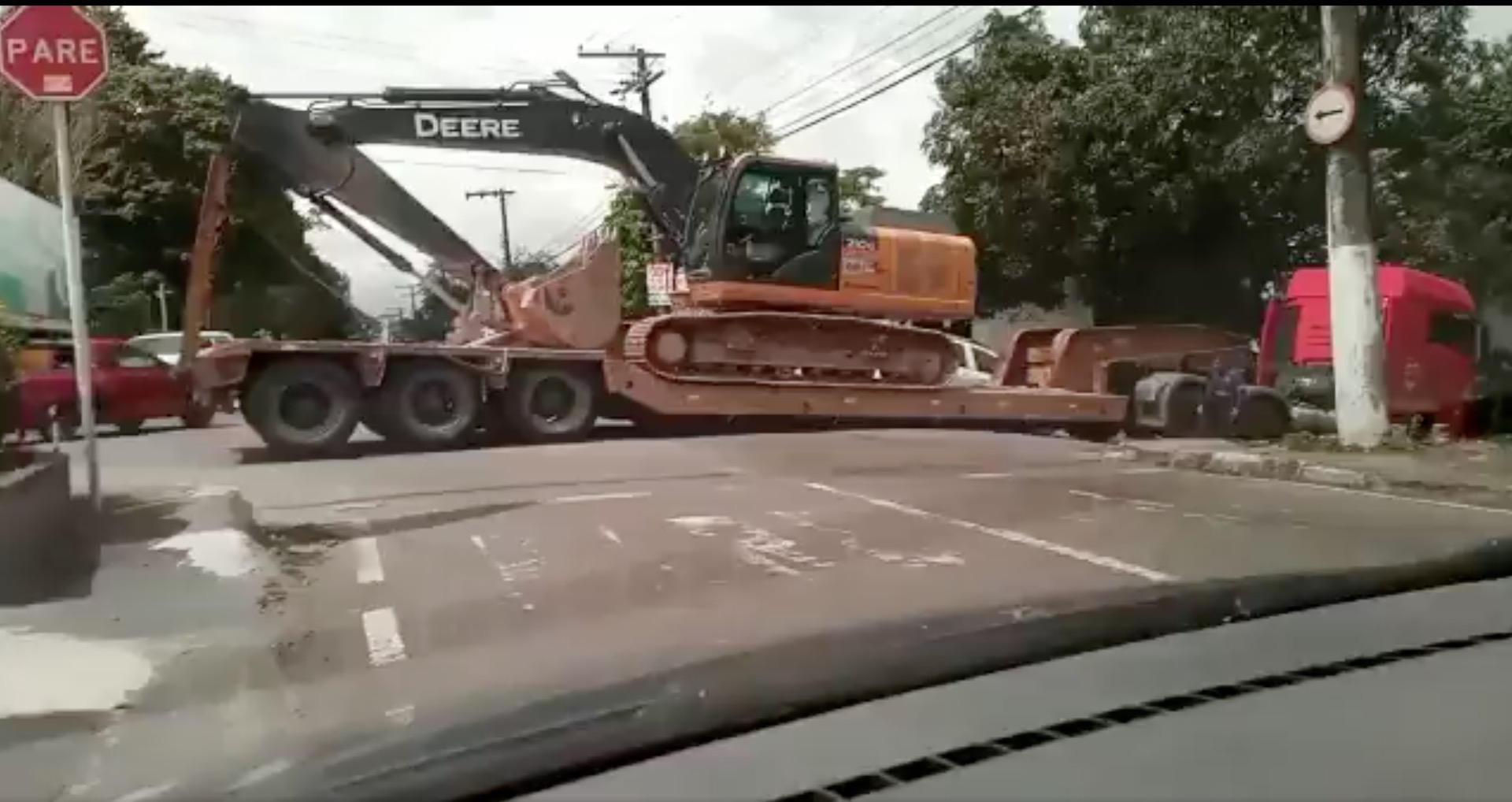 Escavadeira fica presa em ladeira e bloqueia trânsito em Manaus