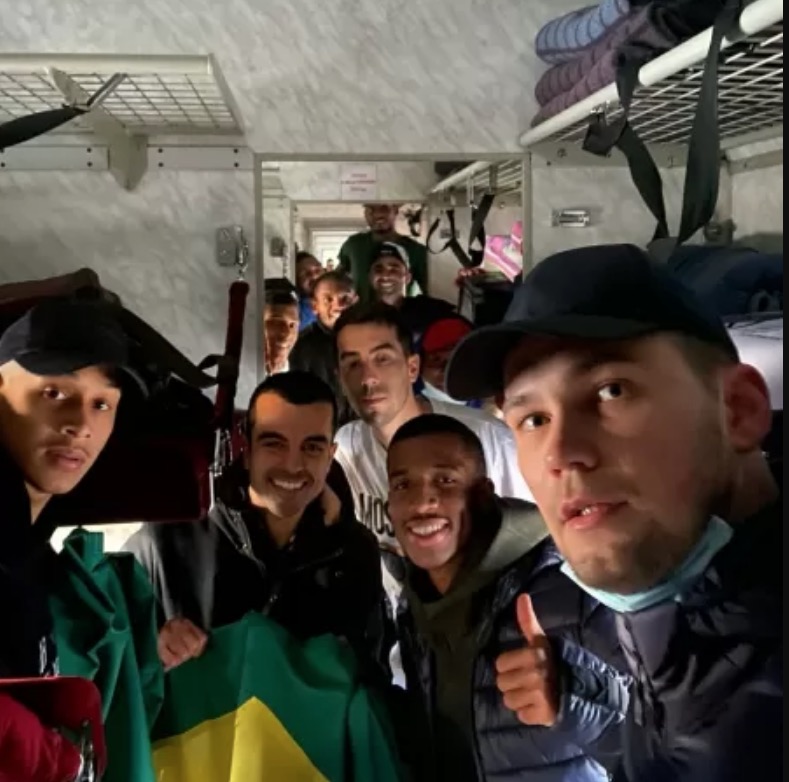 Jogadores brasileiros saem de bunker e conseguem deixar Kiev, na Ucrânia 