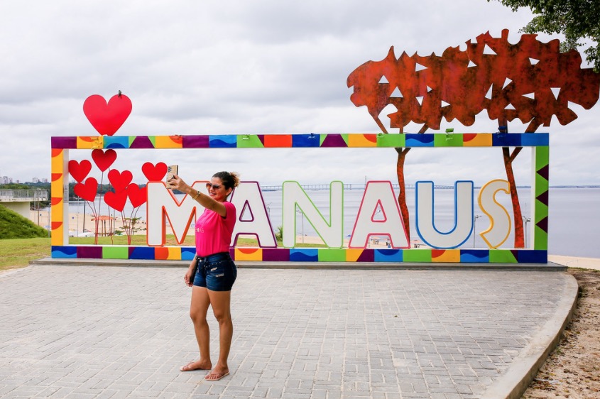 Letreiro turístico de Manaus é inaugurado na Ponta Negra