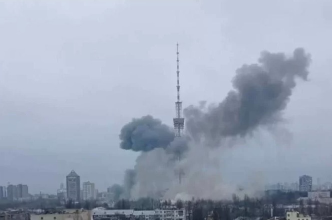 Forças russas bombardeiam torre de TV em Kiev; Vídeo  