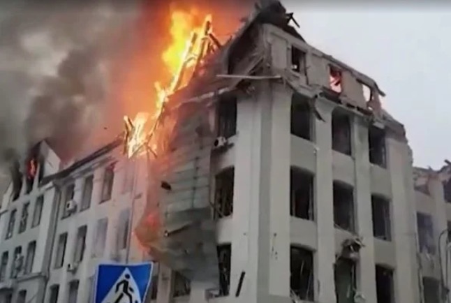 Vídeo mostra prédio da polícia em Kharkiv destruído; 25 morreram  
