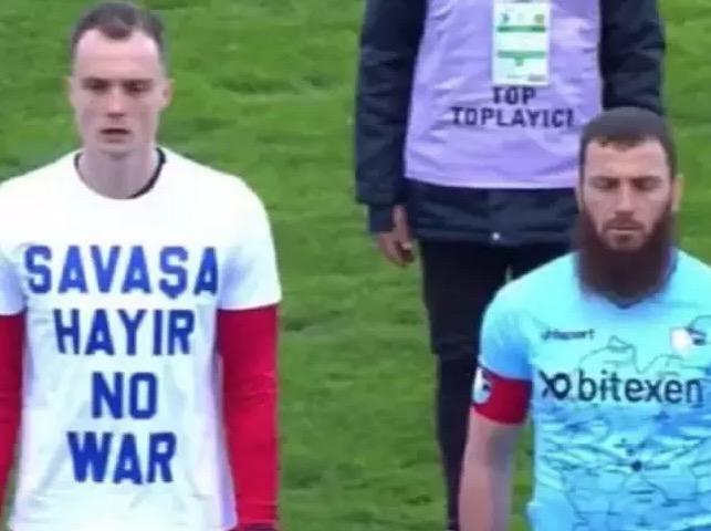 Jogador se recusa a vestir camisa contra guerra na Ucrânia e explica motivo