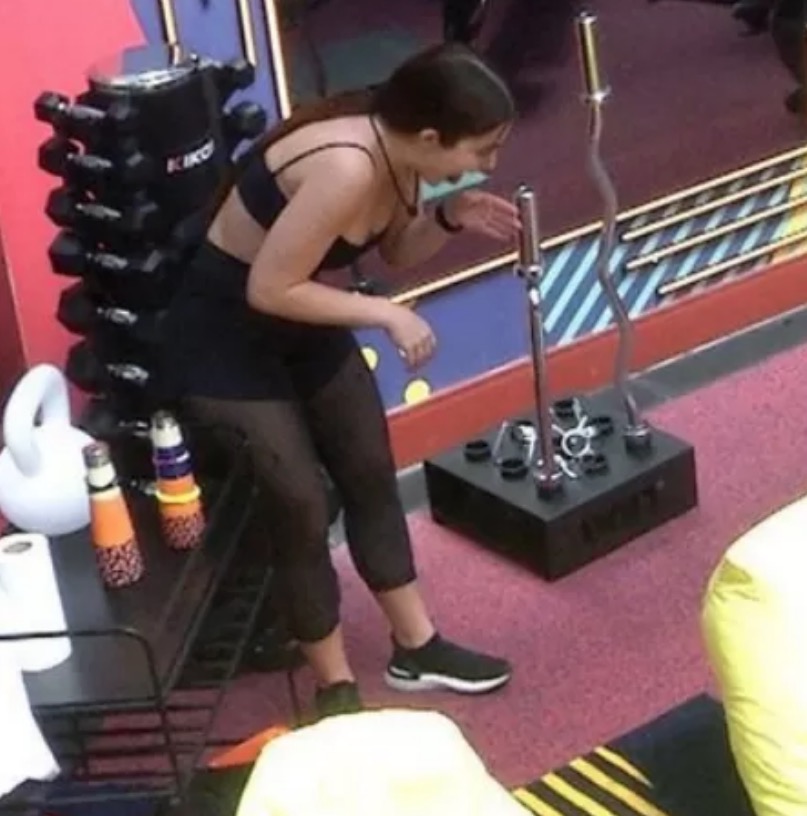 BBB22: Jade bebe água com mosca e quase engole inseto; vídeo