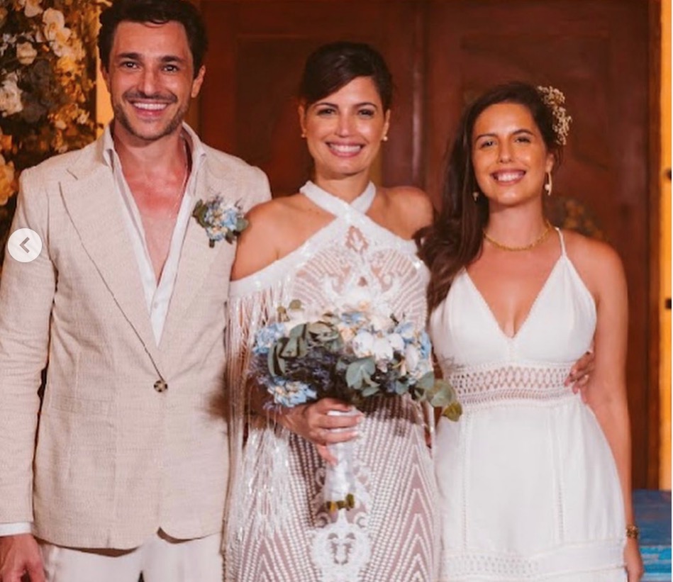 Emanuelle Araújo posa com filha de 28 anos em aniversário e choca: ‘gêmeas?