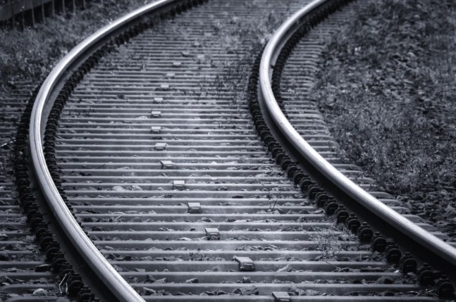 Bebê cai em trilho de trem durante briga entre torcedores em estação