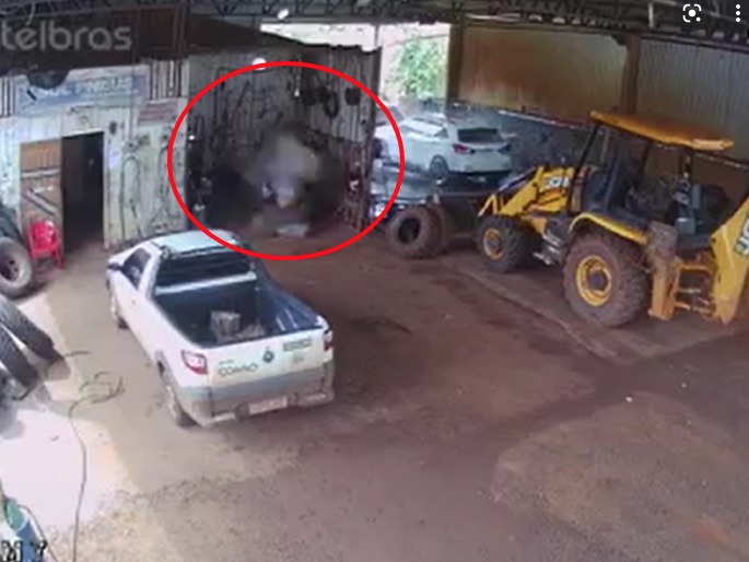 Pneu explode e 'acerta' rosto de borracheiro; Vídeo