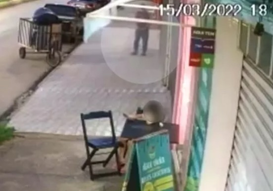 Câmera flagra coletor de recicláveis mostrando o pênis para criança; Vídeo