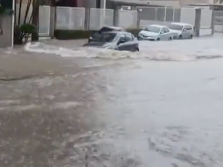 Vídeo: Motoristas se arriscam em avenida alagada durante chuva em Manaus 