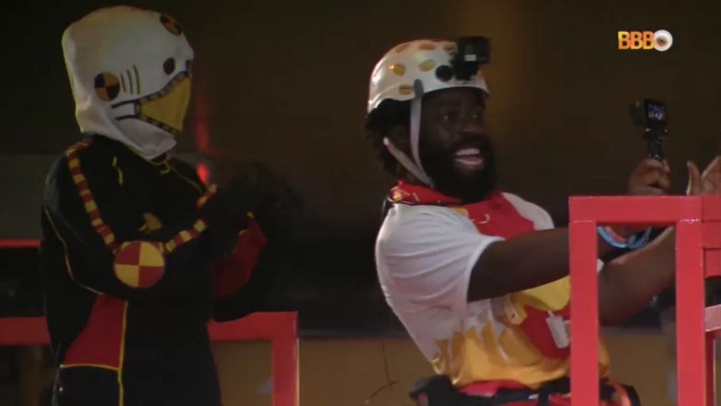 DG dança com Dummies e cena bomba na internet