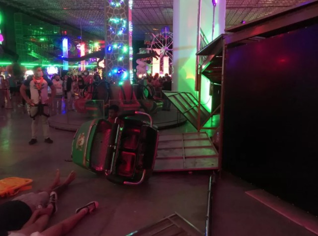 Pai e filha são arremessados de brinquedo em parque de diversões 