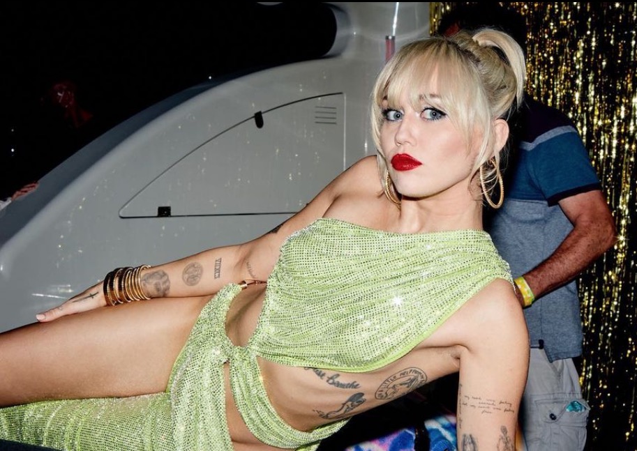 Avião de Miley Cyrus é atingido por raio e faz pouso de emergência 