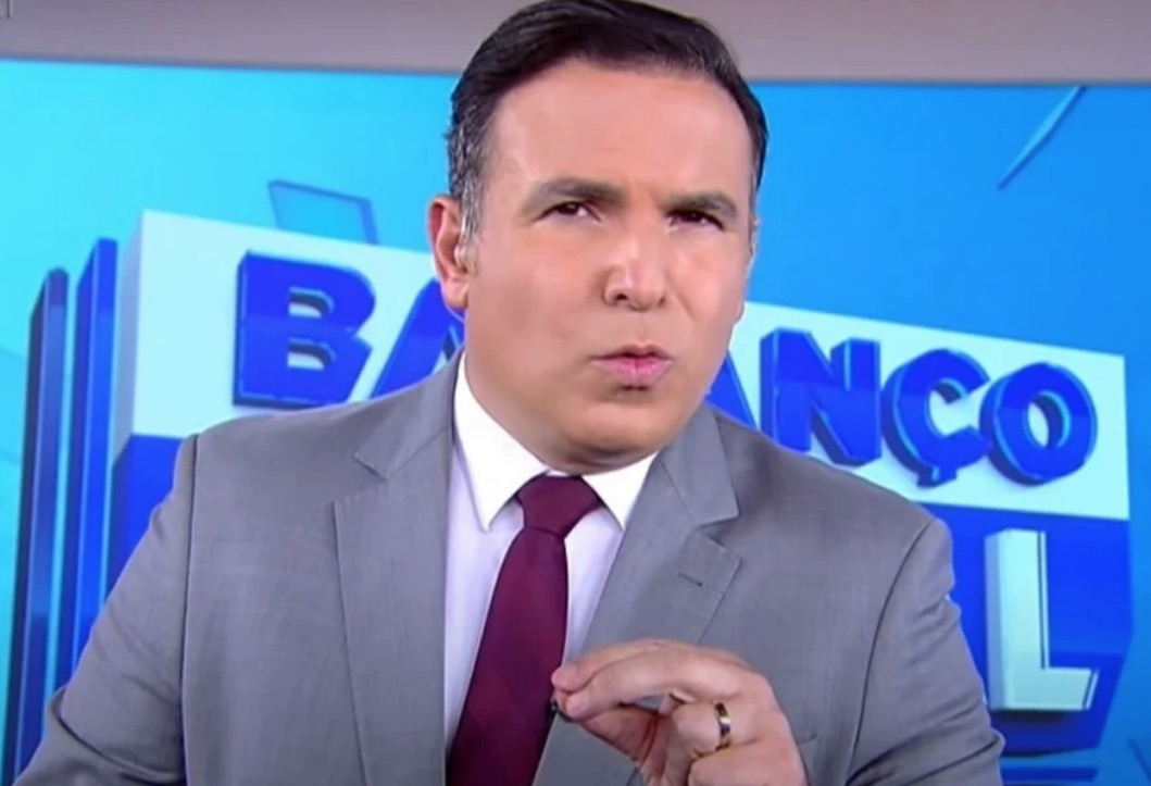 Reinaldo Gottino deixa Record de ambulância após passar mal 