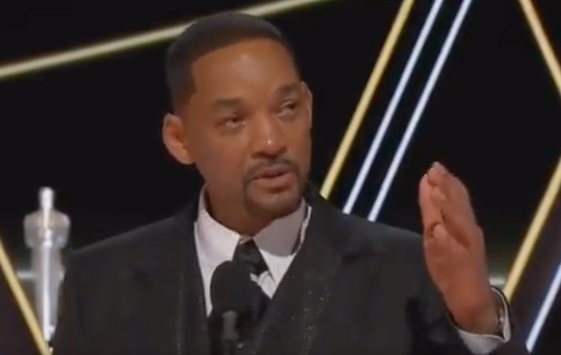 Will Smith chora e pede desculpas após tapa em Chris Rock no Oscar 