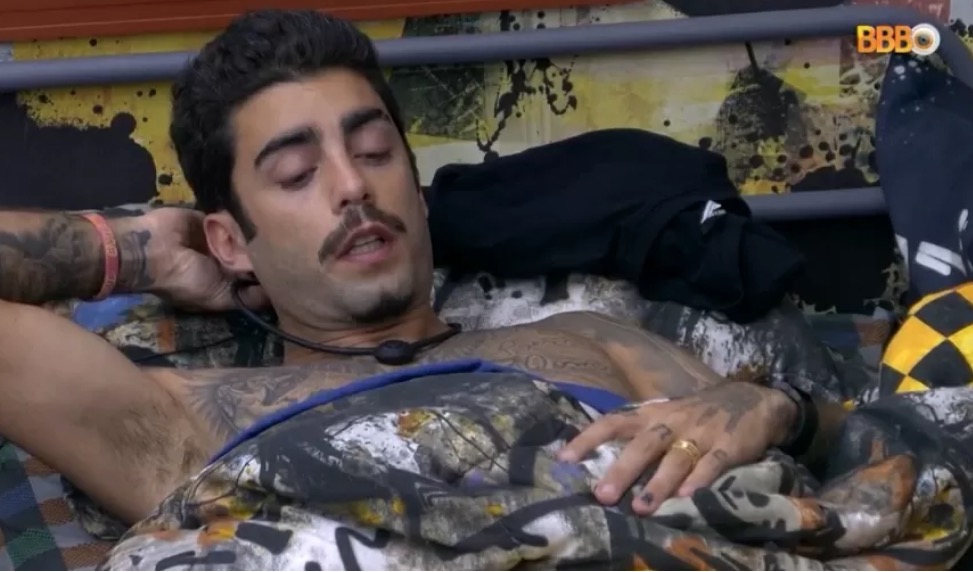 Pedro Scooby tem sonho erótico com esposa, vai para banheiro e leva punição