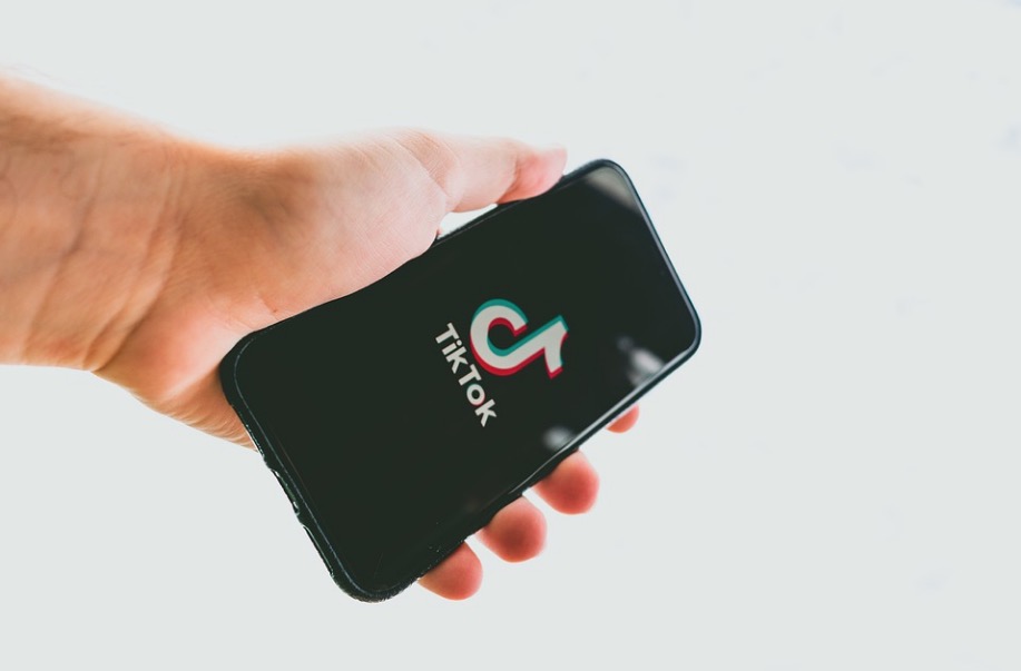 Moderadores querem processar TikTok por traumas psicológicos