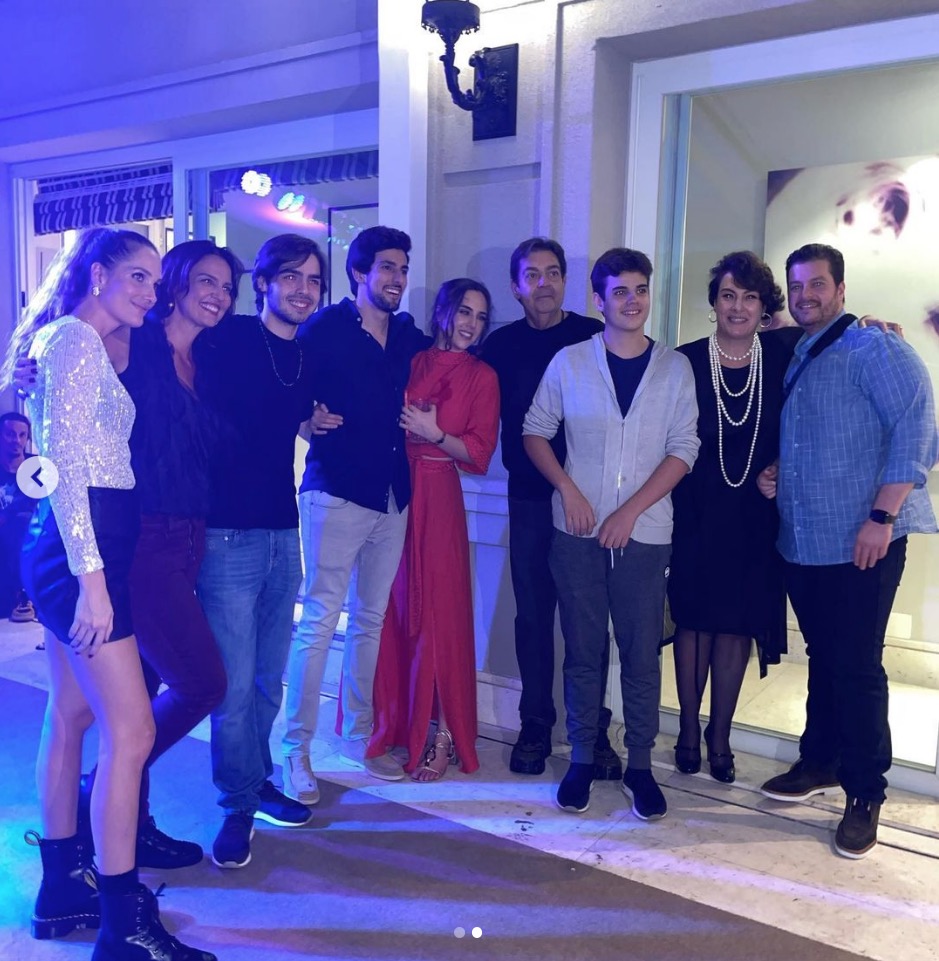 Faustão posa com ex e atual mulher em clique inédito com família reunida