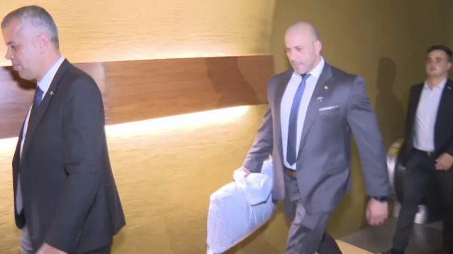 Daniel Silveira passa a noite na Câmara para fugir de colocar tornozeleira