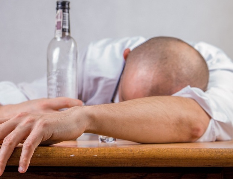 Homem esfaqueia rival após ter garrafa de cachaça roubada 