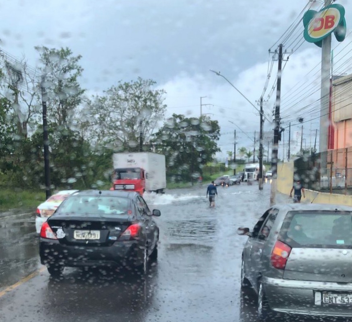 Sábado de chuva tem acidentes e pontos de alagamento em Manaus 