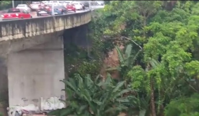 Forte chuva em Manaus causa enxurrada na avenida Boulevard; vídeos