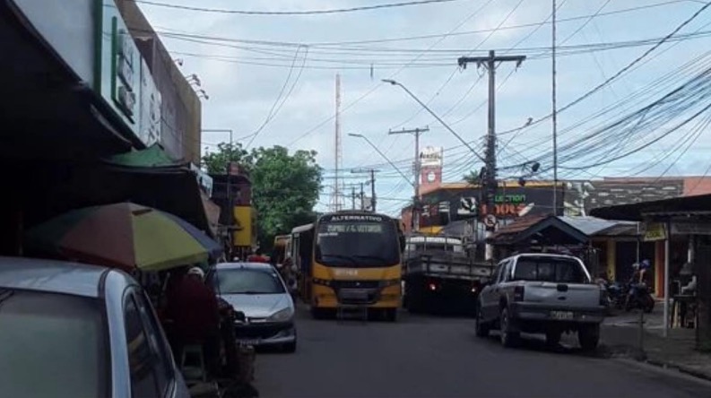 Acidente: Lotação destrói banca e atropela mulher em avenida de Manaus