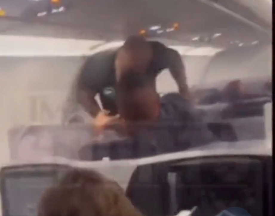 Mike Tyson agride homem com série de socos dentro de avião, vídeo
