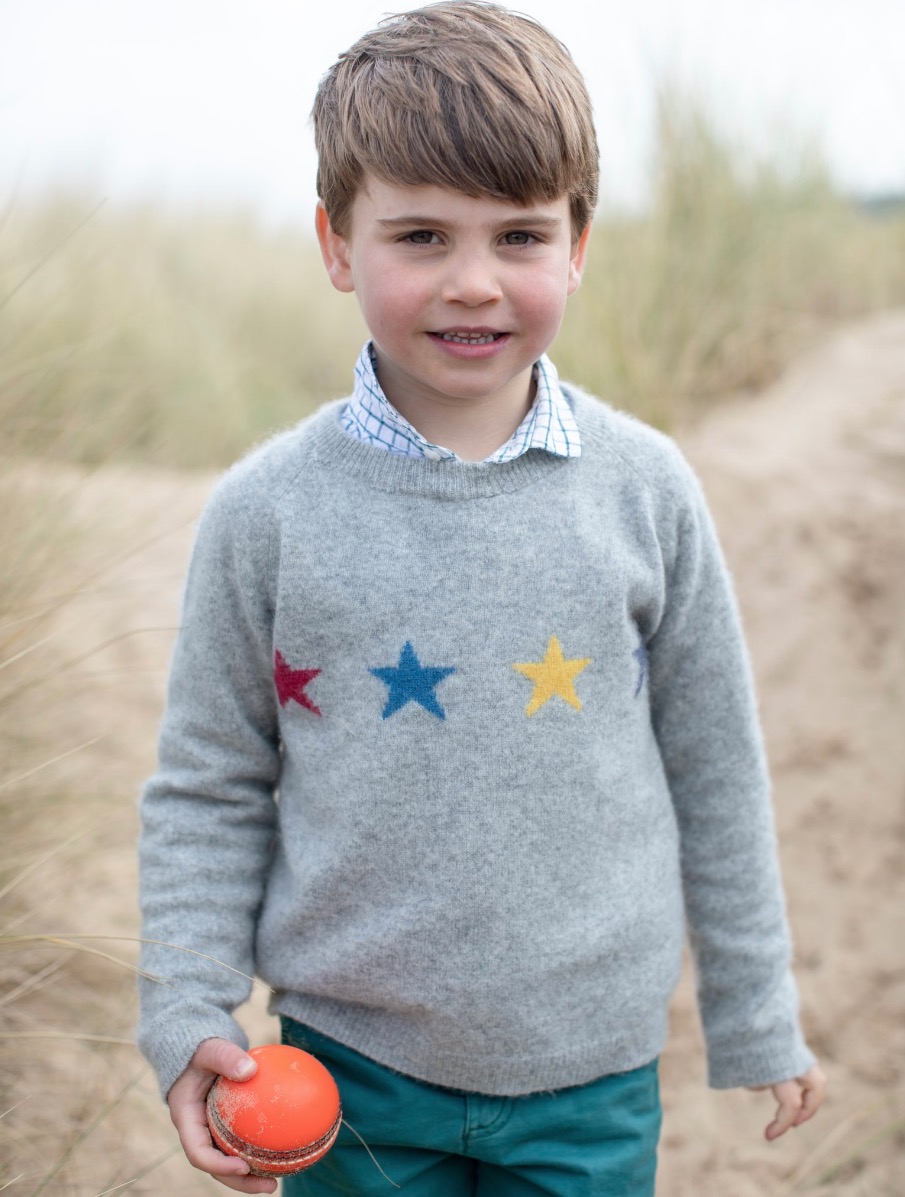 Príncipe Louis faz 4 anos e Kate e William abrem álbum de fotos; veja 