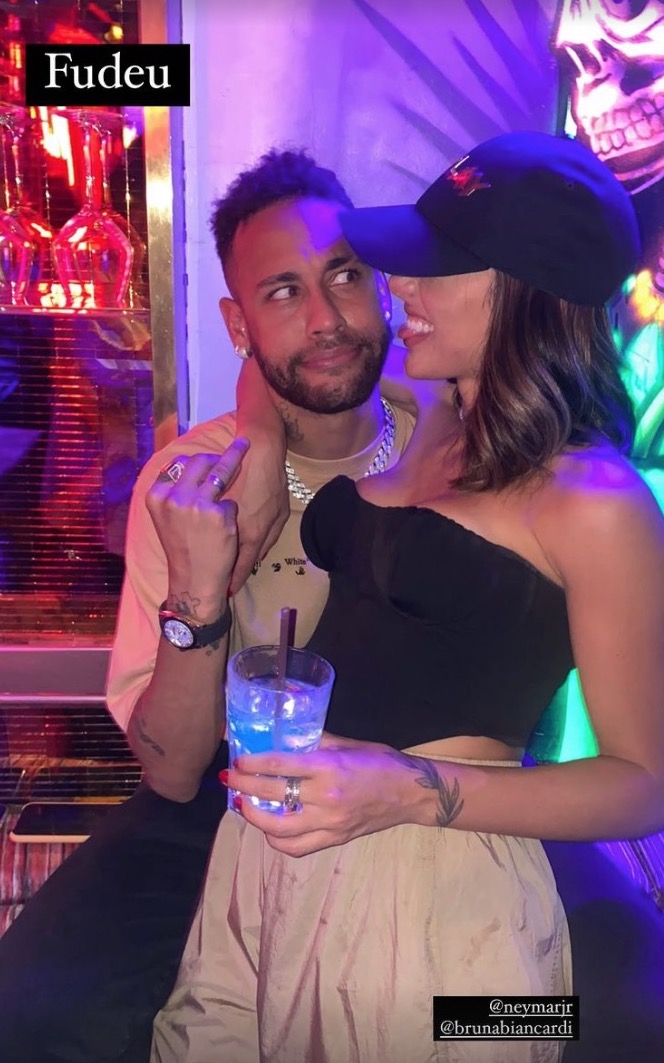 Neymar surge de aliança em nova foto com namorada 