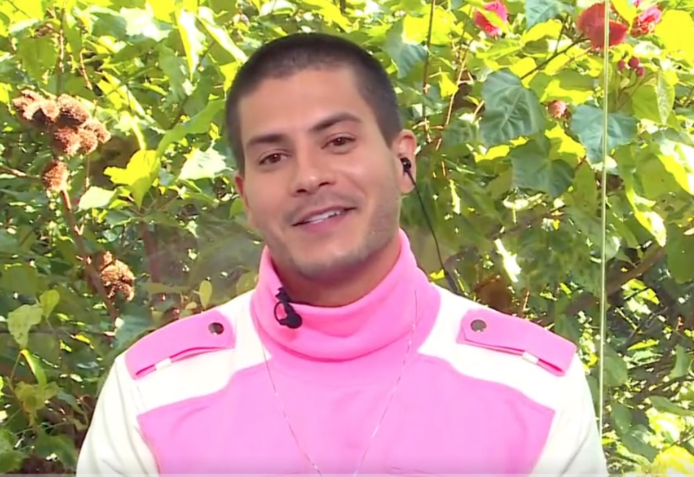 Roupa de Arthur Aguiar no ‘Mais Você’ chama atenção: ‘Power Ranger?’