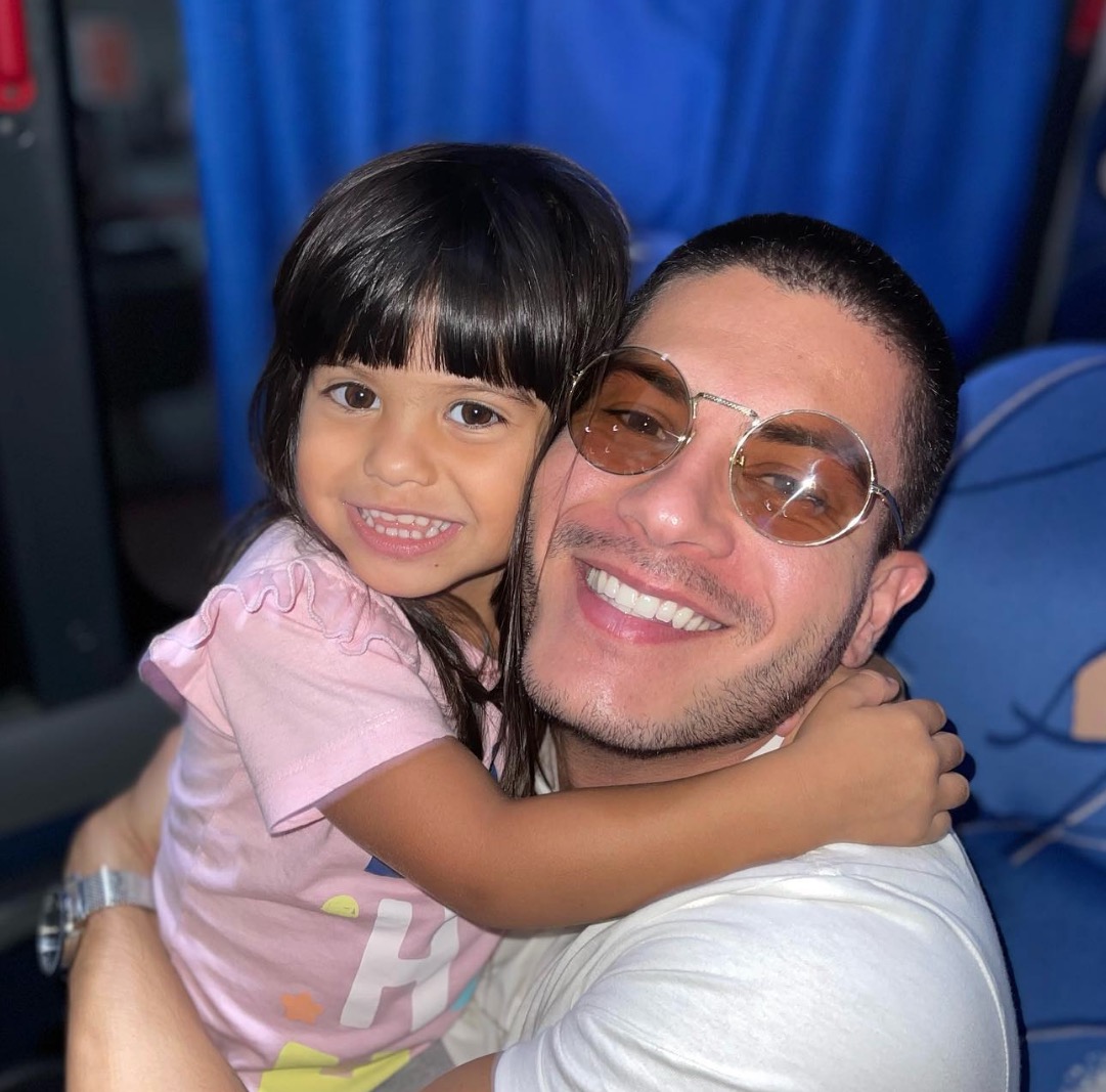 Arthur Aguiar se emociona ao reencontrar a filha, Sophia