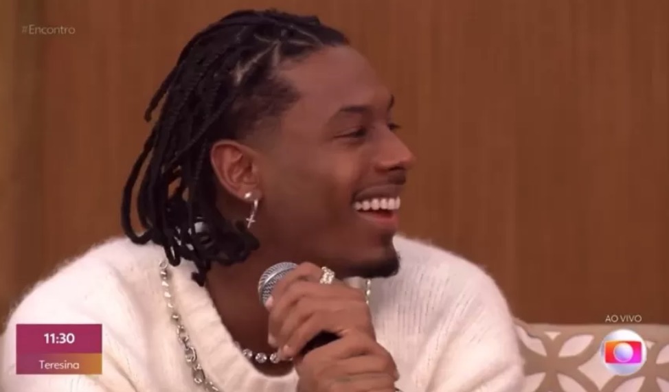 Paulo André fica sem graça ao ser questionado sobre namoro com Jade Picon