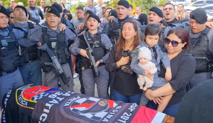 Vídeo: Velório de cabo da PM assassinado é marcado por emoção e homenagens