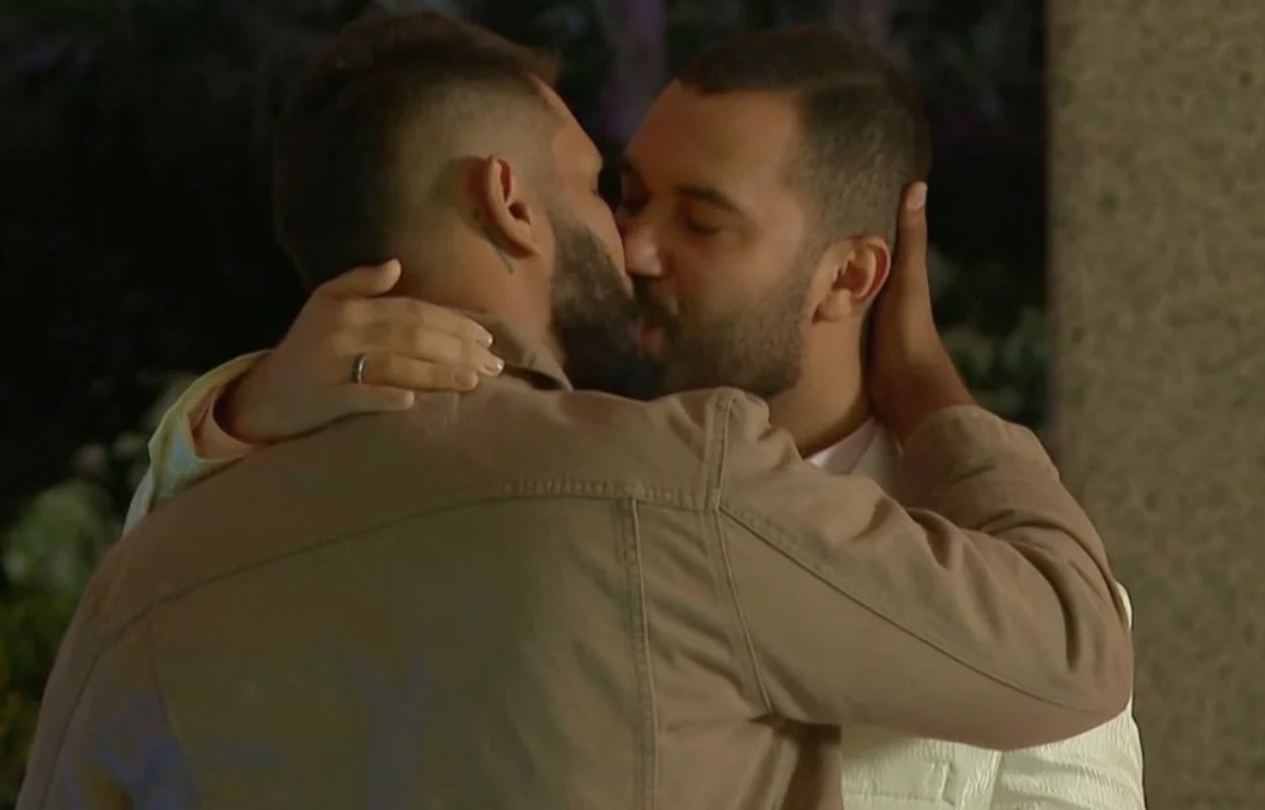 Gil do Vigor dá beijão em pretendente no Mais Você; vídeo