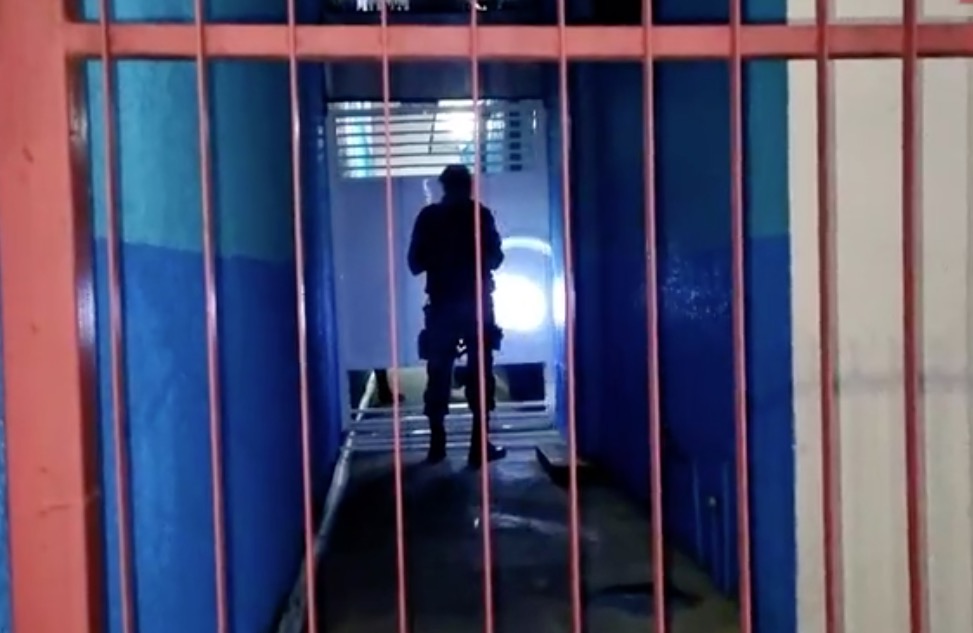 Criminosos deixam crianças trancadas e em pânico após assalto em Manaus