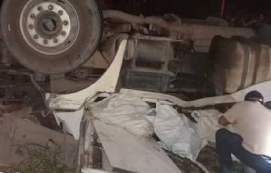 Caminhoneiro morre após caminhão capotar em estrada do Amazonas