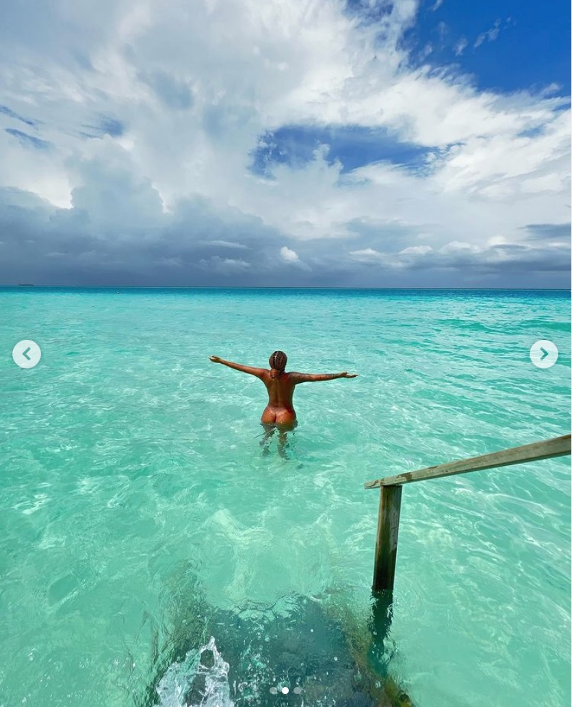 Ludmilla posa nua no mar das Maldivas