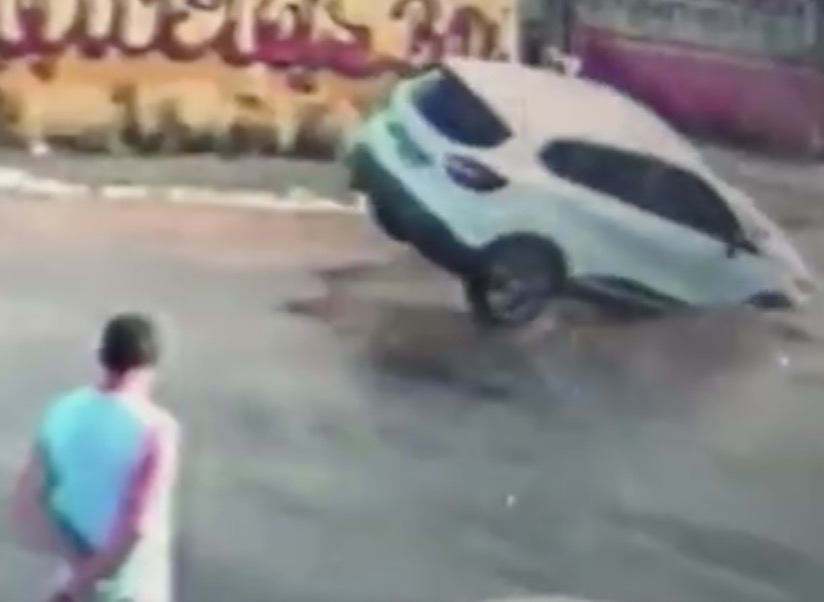 Vídeo chocante mostra carro sendo 'engolido' por buraco em avenida 