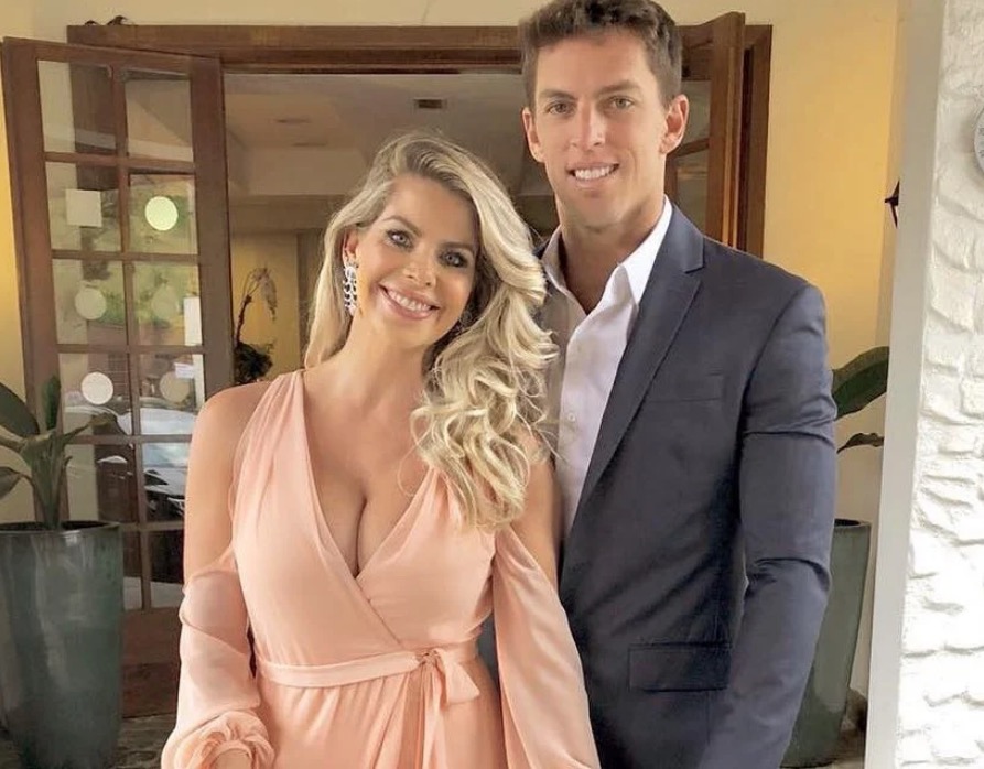 Karina Bacchi deu indícios do fim do casamento em live com pastor 