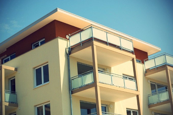 Madrasta joga criança de 4º andar de prédio após crise de ciúmes