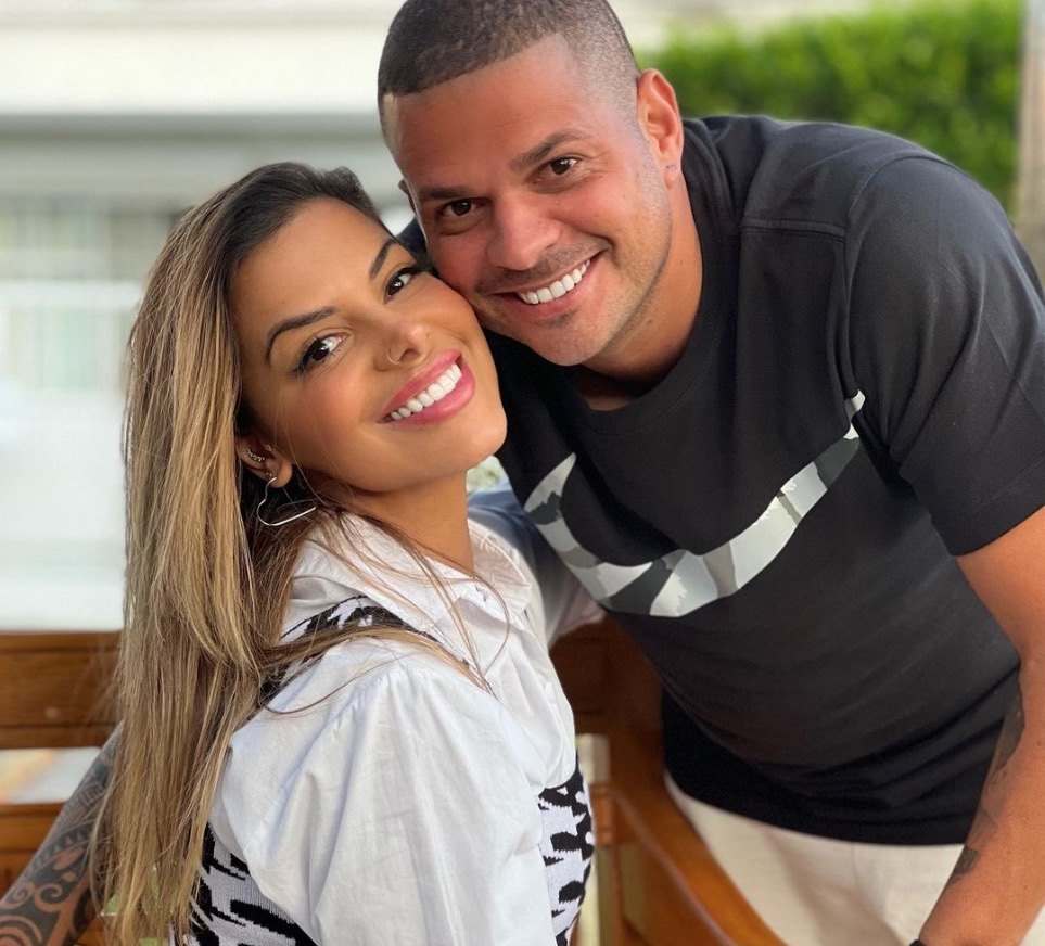 Evelyn Regly flagra marido falando mal dela e detona: ‘cuza*’