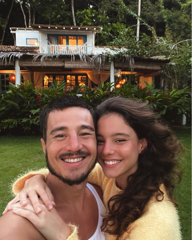 Tiago Iorc posa com namorada durante férias na Bahia
