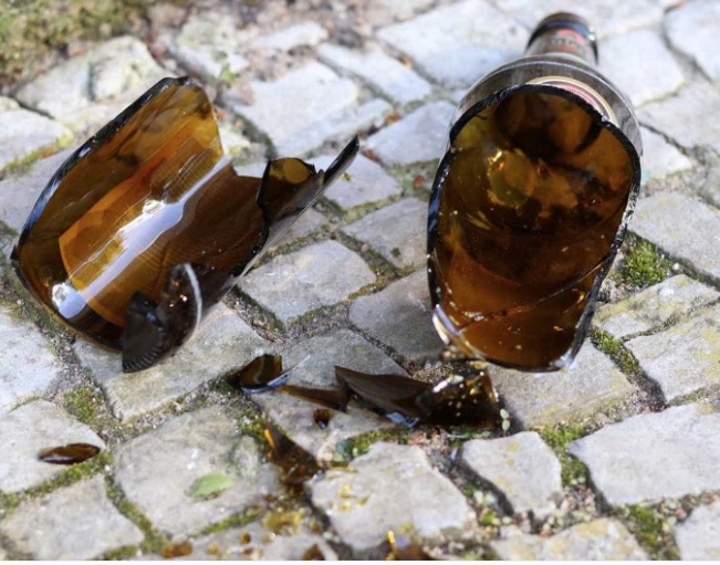 Jovem tenta matar com gargalo de garrafa amigo de bebedeira no Amazonas