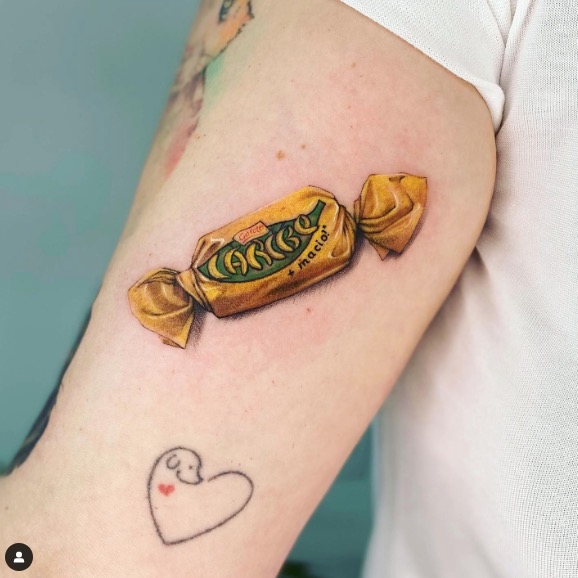 Mulher tatua chocolate Caribe e viraliza nas redes sociais: 'injustiçado'