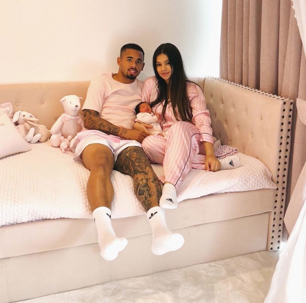 Gabriel Jesus mostra rostinho da filha recém-nascida