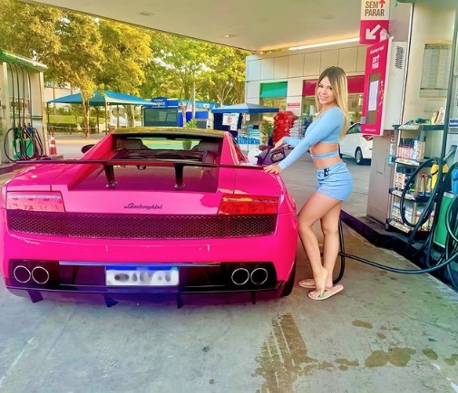 MC Melody reclama do preço de gasolina ao abastecer carrão de luxo