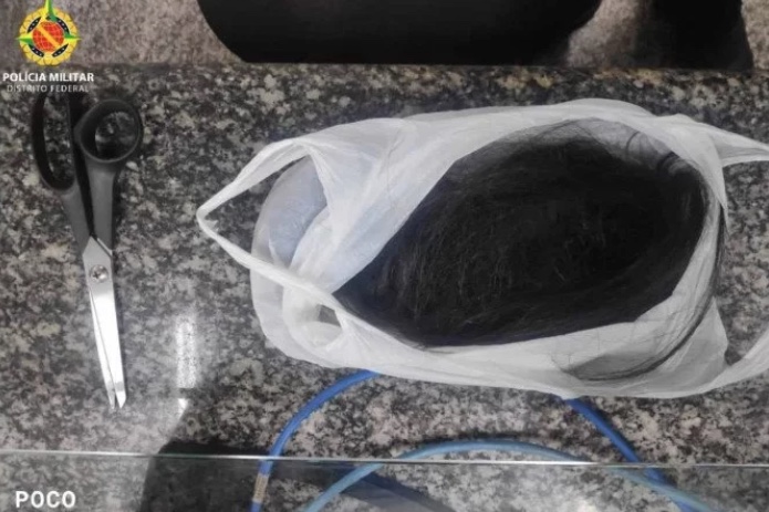 Com medo de chifre, homem corta cabelo da companheira enquanto ela dormia