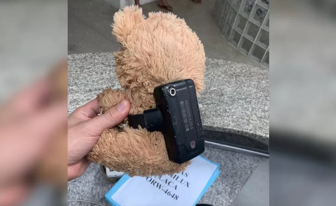 Tornozeleira eletrônica de detenta é encontrada com urso de pelúcia