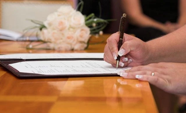 Cônjuge poderá incluir o sobrenome do parceiro mesmo depois do casamento